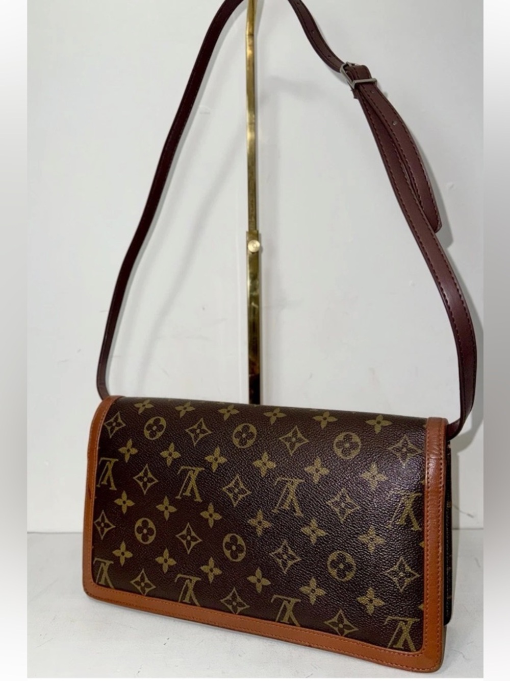 LOUIS VUITTON Monogram Dame Crossbody - Picture 2 of 13